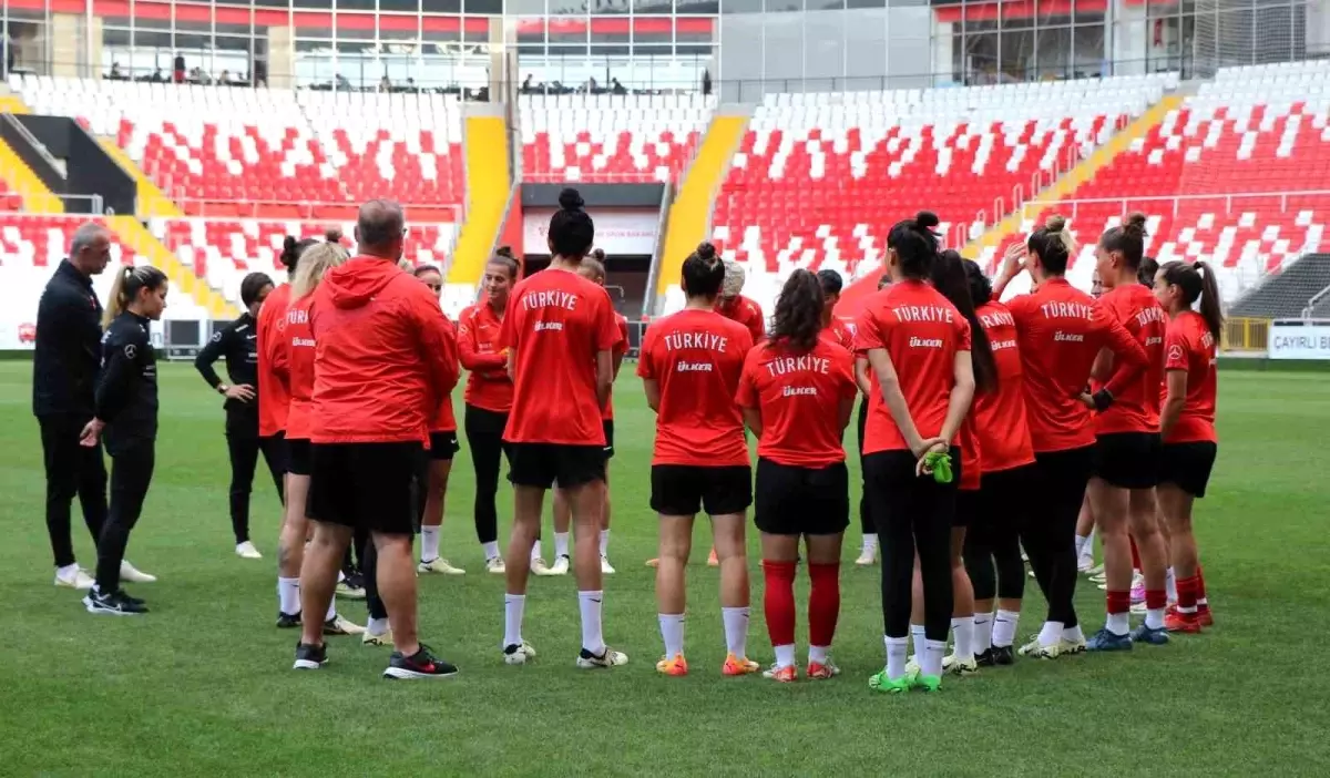 A Milli Kadın Futbol Takımı, Azerbaycan maçı öncesi tam kadro antrenman yaptı