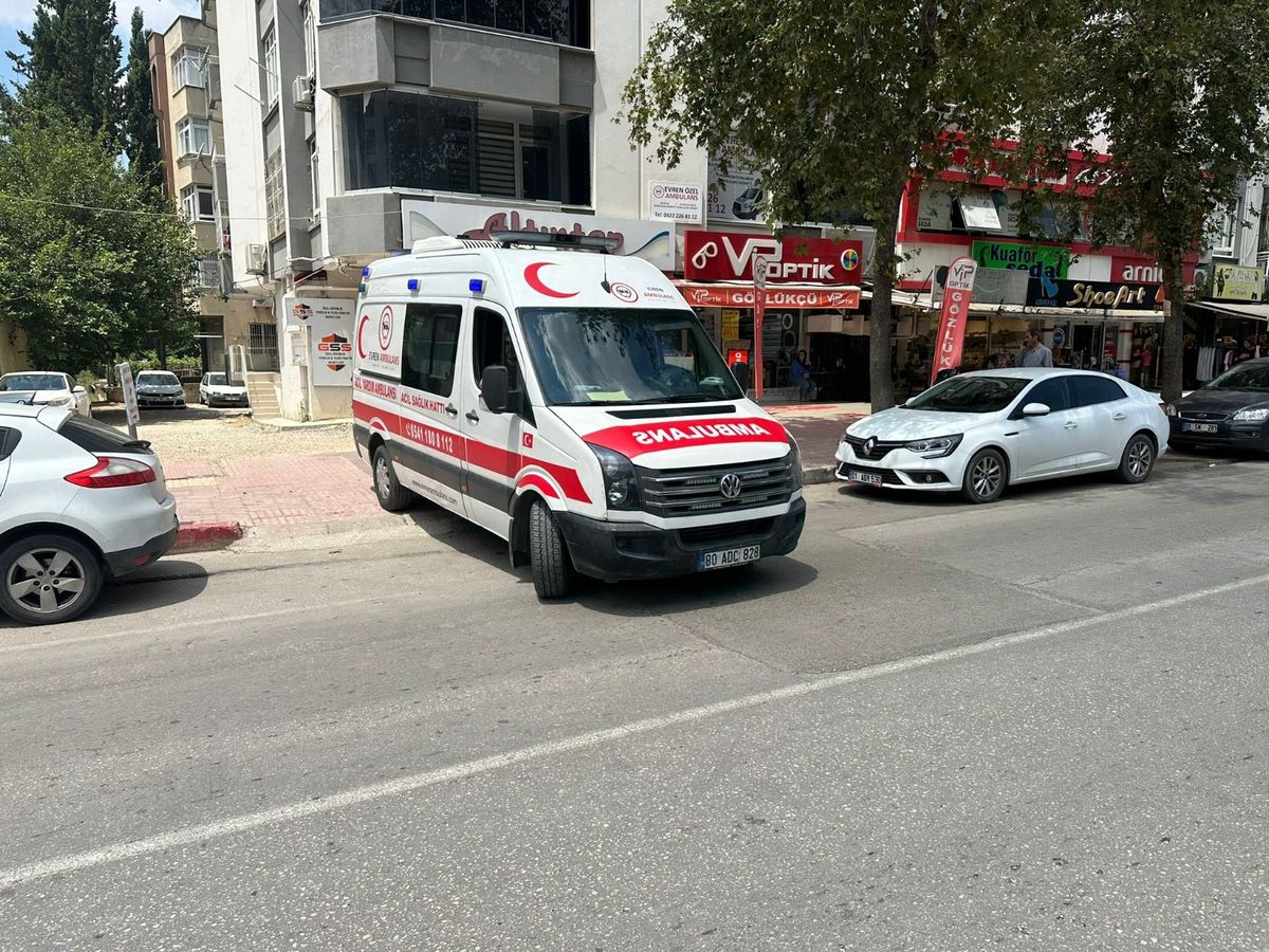Adana\'da Sürücüler Ambulansa Fermuar Düzeninde Yol Verdi