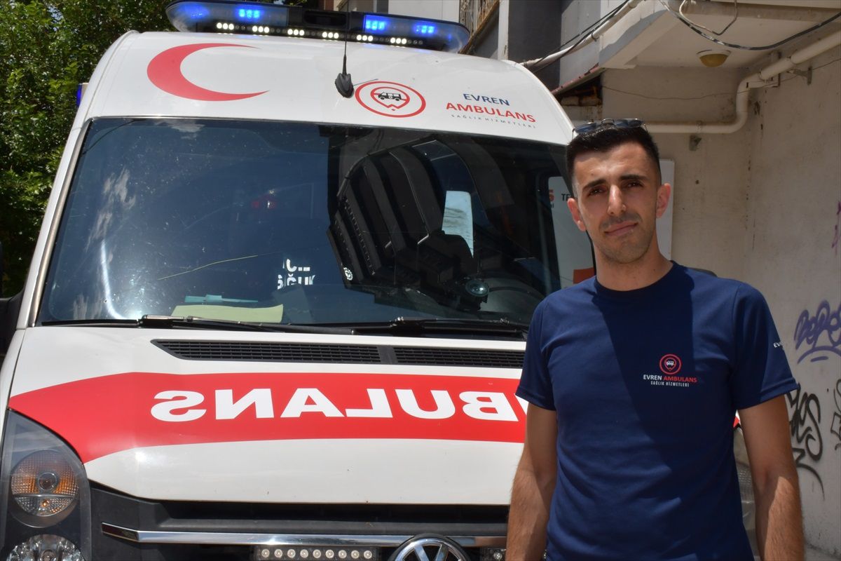 Adana\'da trafikte sürücüler fermuar yöntemiyle ambulansa yol verdi