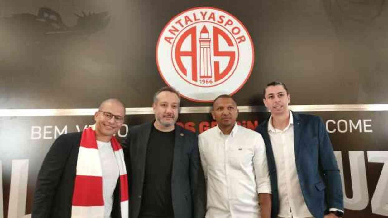 Antalyaspor, Fenerbahçe'nin Efsanesi Alex de Souza ile 2 Yıllık Sözleşme İmzaladı