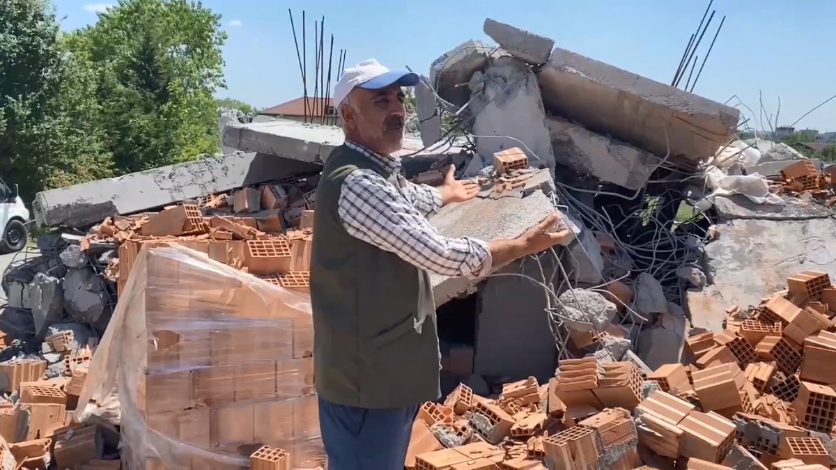 Arnavutköy\'de Kaçak Yapıların Yıkımı Sırasında Arbede