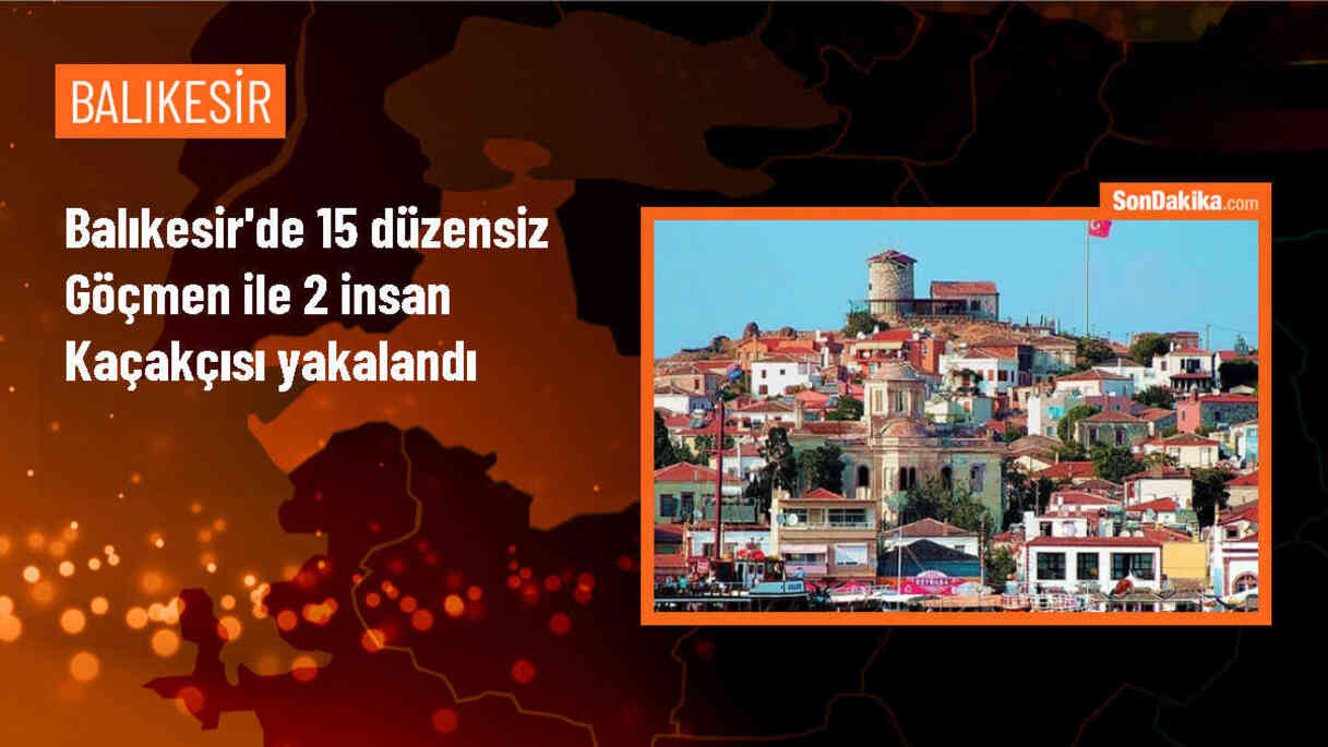 Ayvalık\'ta 15 düzensiz göçmen ile 2 insan kaçakçısı yakalandı
