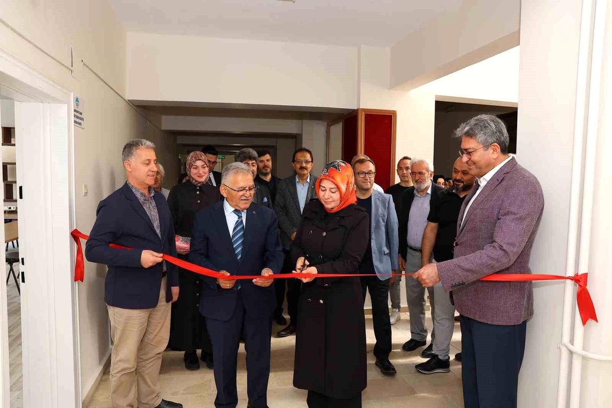 Kayseri Büyükşehir Belediye Başkanı Dr. Memduh Büyükkılıç, Erciyes Üniversitesi İlahiyat Fakültesi\'nde Kütüphane İncelemesi Yaptı