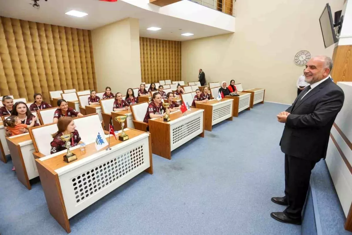 Samsun Canik Belediye Başkanı İbrahim Sandıkçı, Çocukları ve Gençleri Spora Teşvik Ediyor