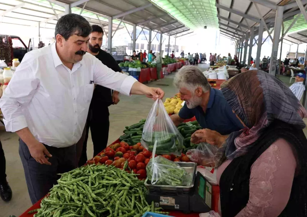 Toroslar Belediye Başkanı Üretici ve Köylü Pazarını Ziyaret Etti