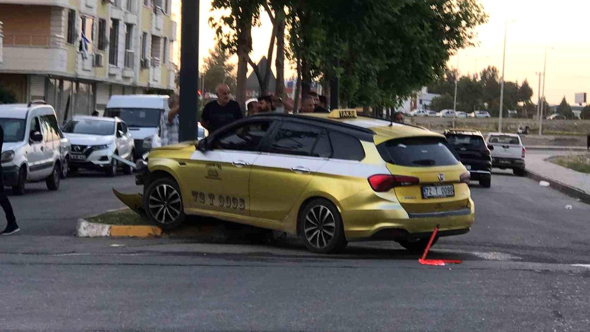 Batman\'da iki otomobilin çarpıştığı kazada 2 kişi hafif yaralandı