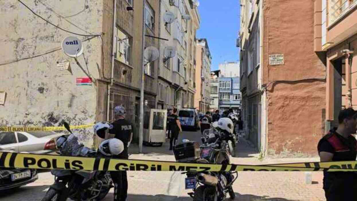 Bayrampaşa'da Cinnet Getiren Baba Karısını ve Kızını Silahla Öldürdü
