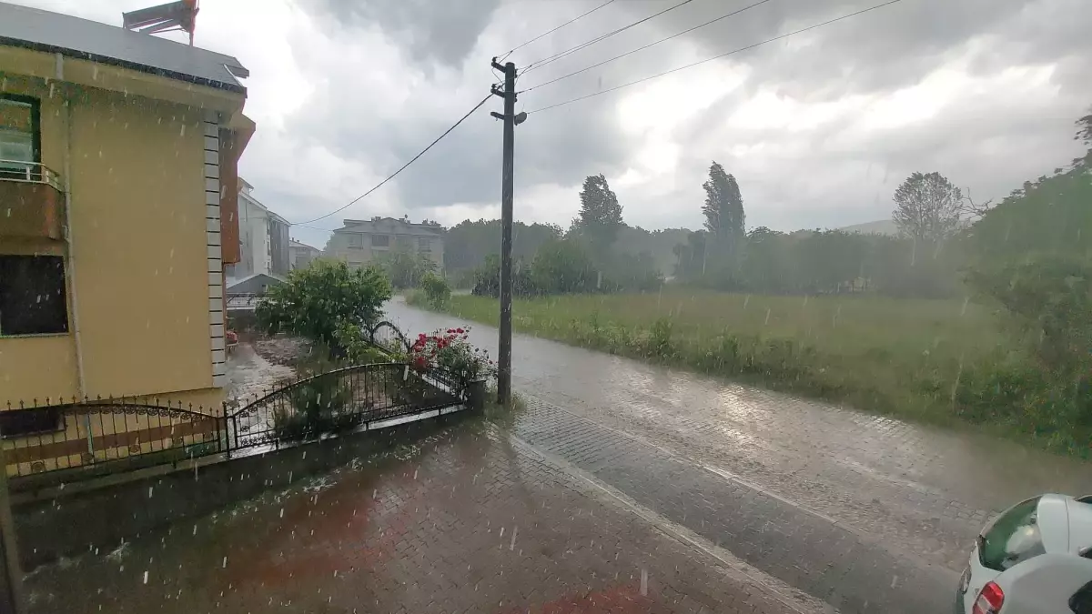 Bolu\'da Aniden Bastıran Sağanak Yağmur Yaşamı Olumsuz Etkiledi