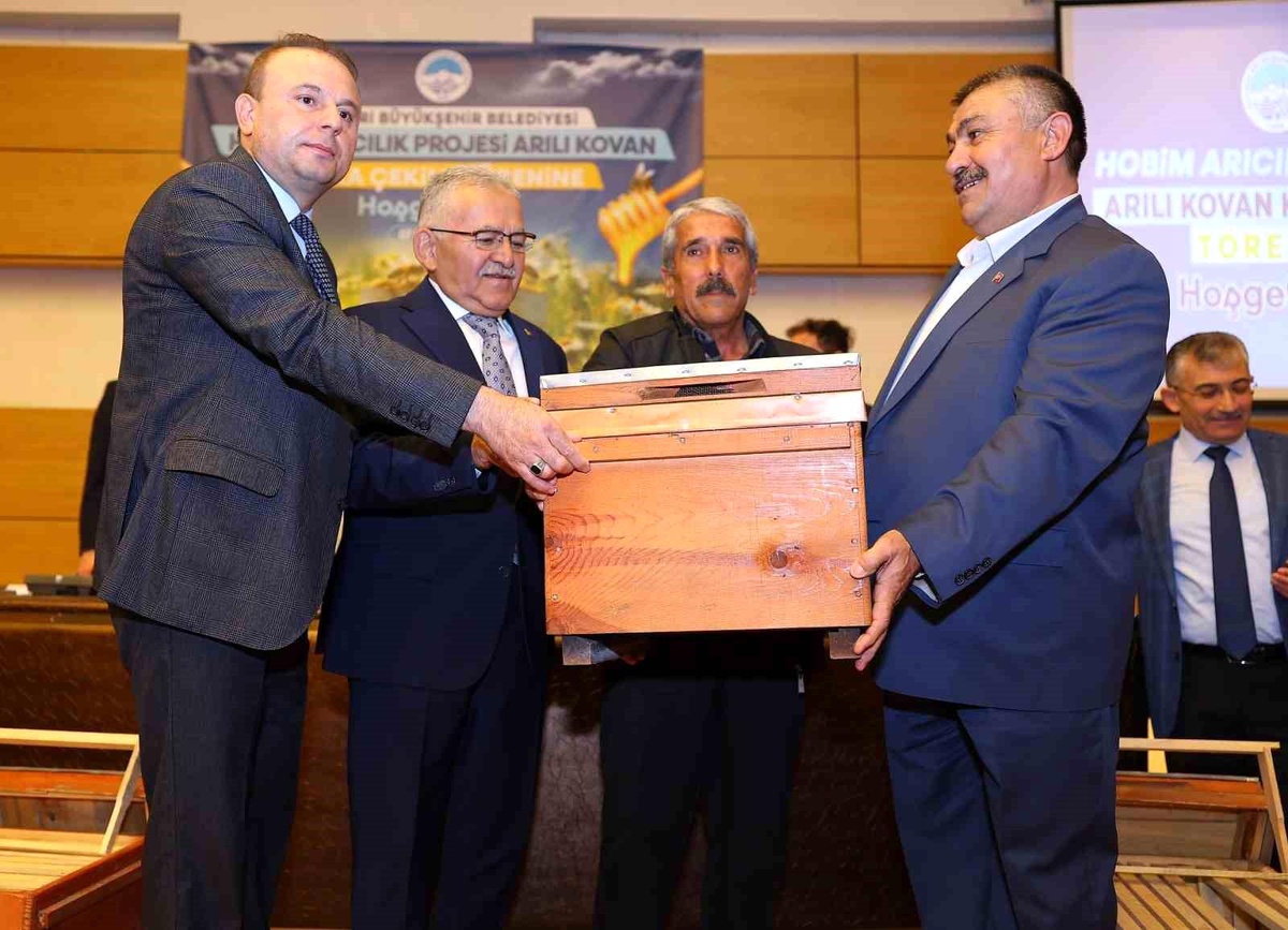 Kayseri Büyükşehir Belediyesi Arılı Kovan Dağıtım Töreni\'ni Gerçekleştiriyor