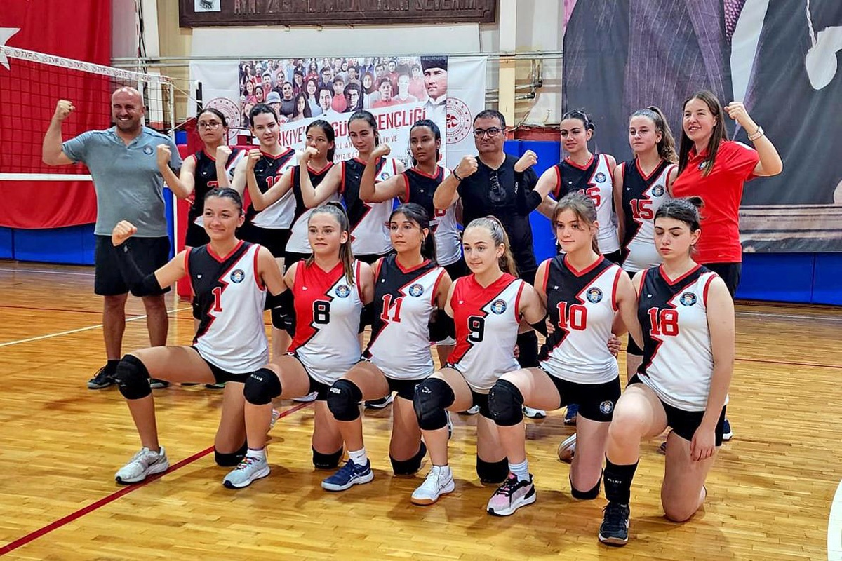 Çeşme Belediyespor Kız Voleybol Takımları Liderlik Yolunda