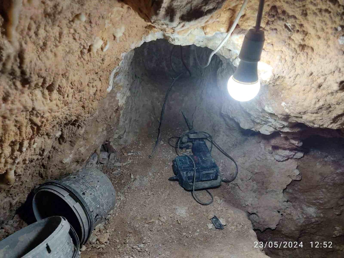 Mersin\'de Define Arama Amacıyla Kazı Yapan 4 Şüpheli Suçüstü Yakalandı