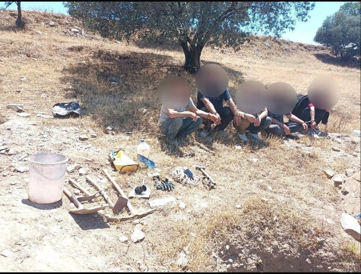 Aydın\'da kaçak kazı yapan defineciler suçüstü yakalandı