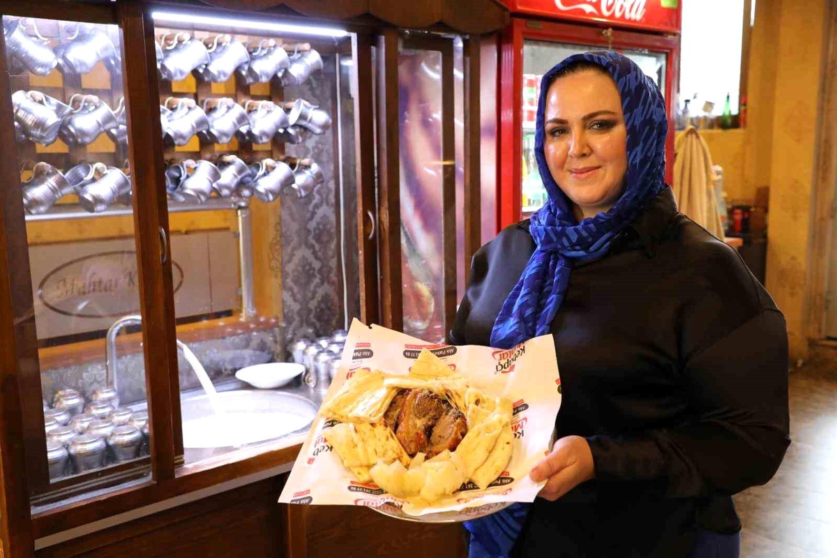 Denizli\'deki Kadın Girişimci, Tandır Kebabının Temsilcisi Olarak Kentin Gastronomi Zenginliğini Tanıtıyor
