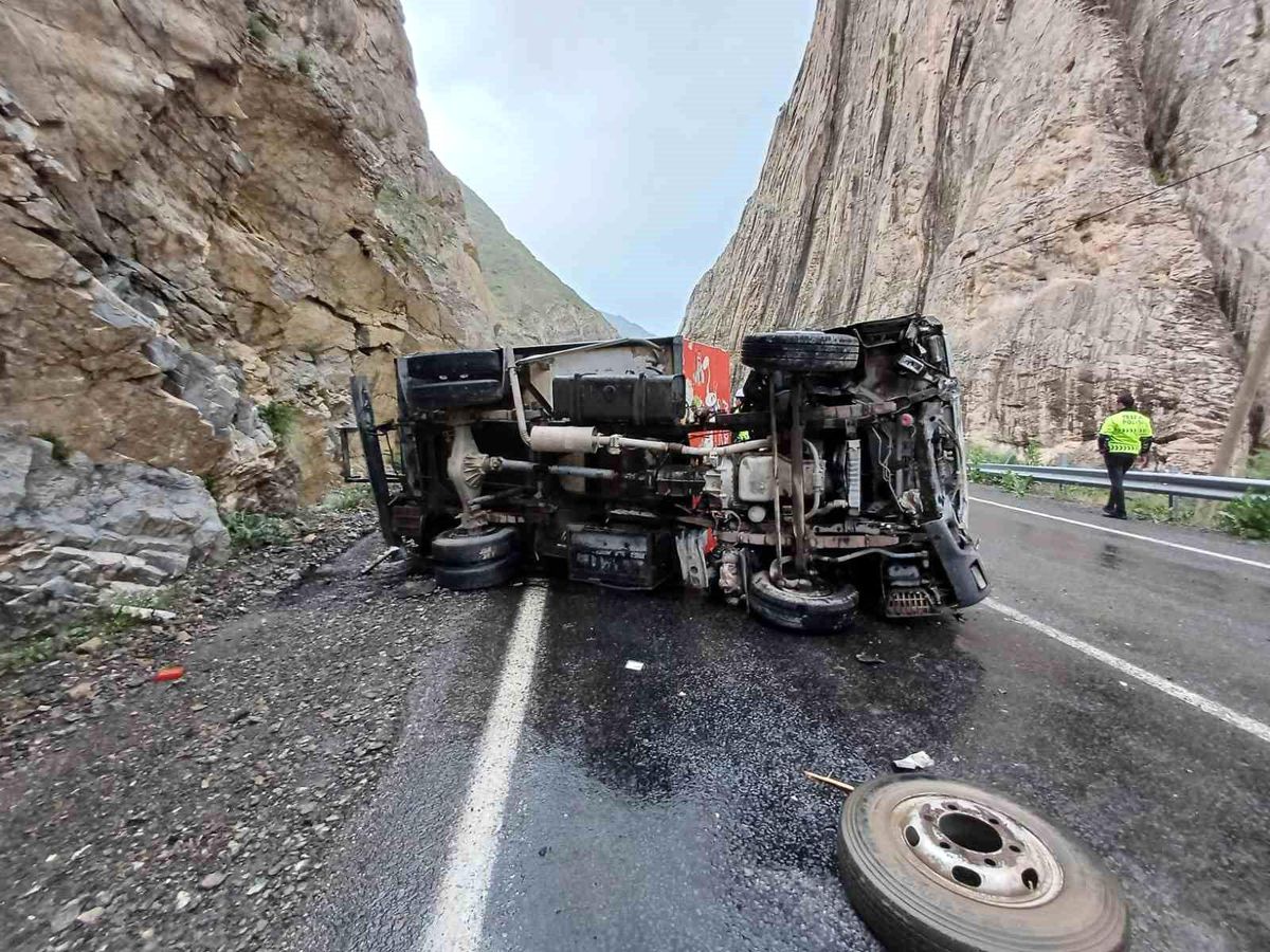 Hakkari\'de Dondurma Nakil Aracı Kaza Yaptı: 2 Yaralı