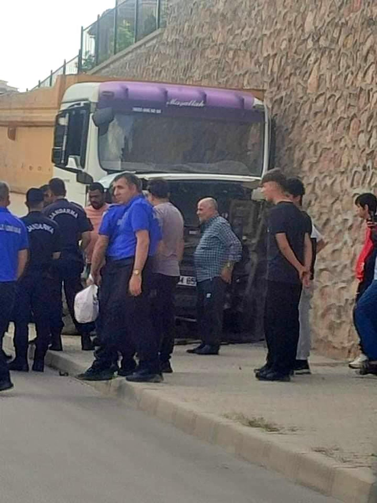 Elazığ\'da kamyonun duvara çarpması sonucu sürücü yaralandı