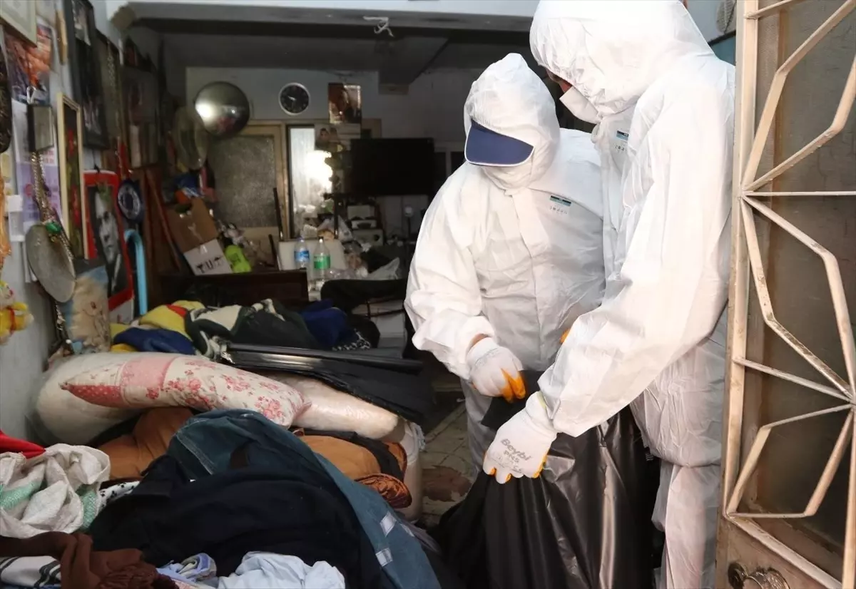 İzmir\'in Bayraklı ilçesinde kötü koku şikayetiyle evden 3 kamyon çöp çıkarıldı