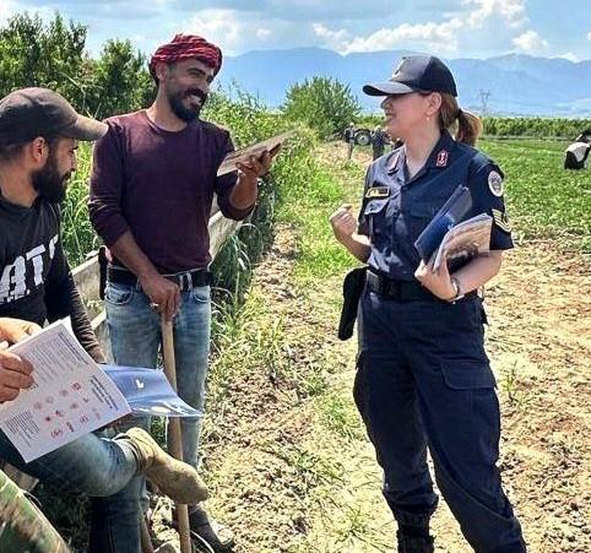 Manisa\'da Tarım İşçilerine Kadına Şiddetle Mücadele Bilgilendirmesi