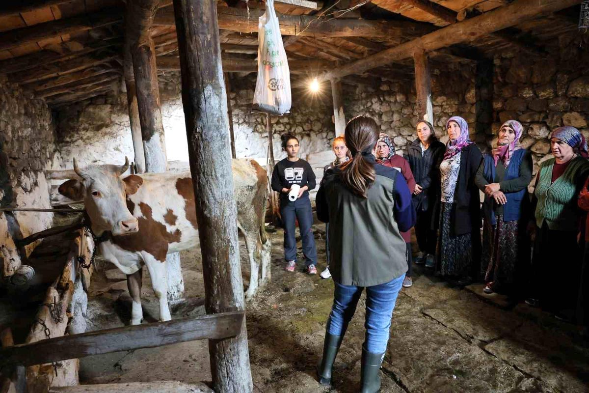 Kars\'ta Kadın Çiftçilere Uygulamalı Eğitim Verildi
