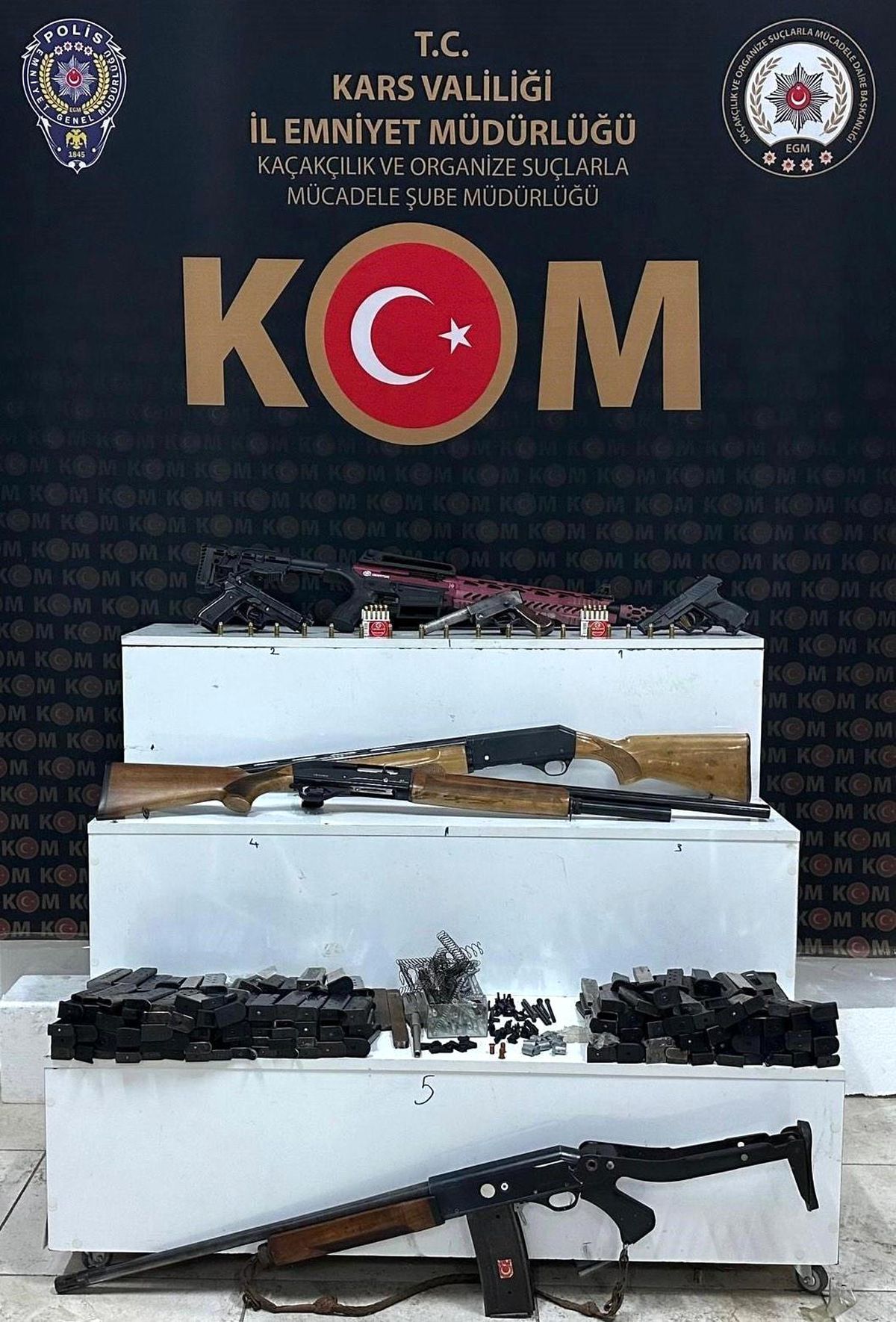 Kars\'ta yapılan operasyonda çok sayıda ruhsatsız silah ele geçirildi