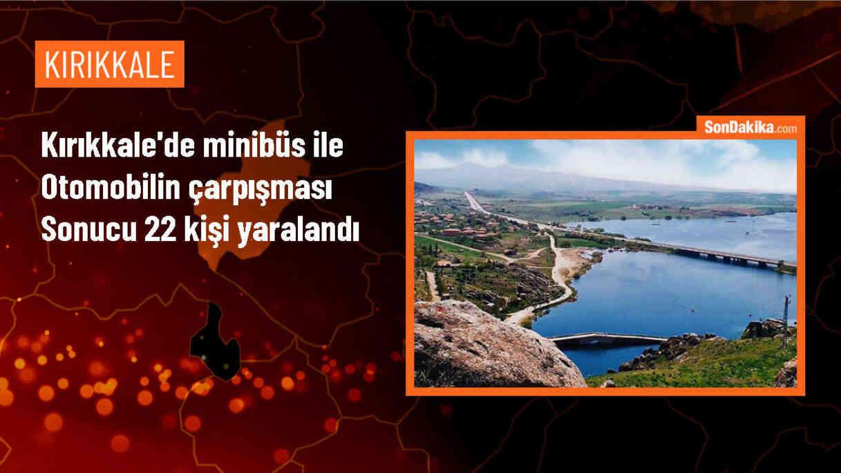 Kırıkkale\'de Minibüs ile Otomobil Çarpışması: 22 Yaralı