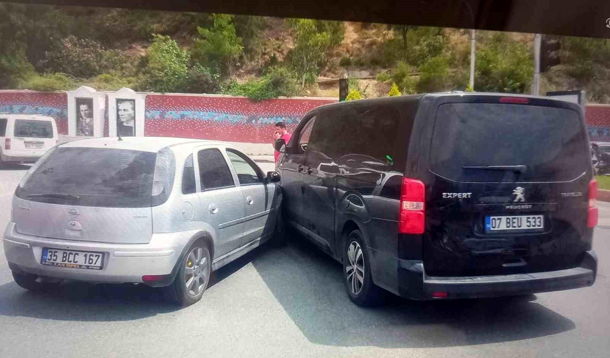Manavgat\'ta Kırmızı Işık İhlali Sonucu Ticari Araç Kazası