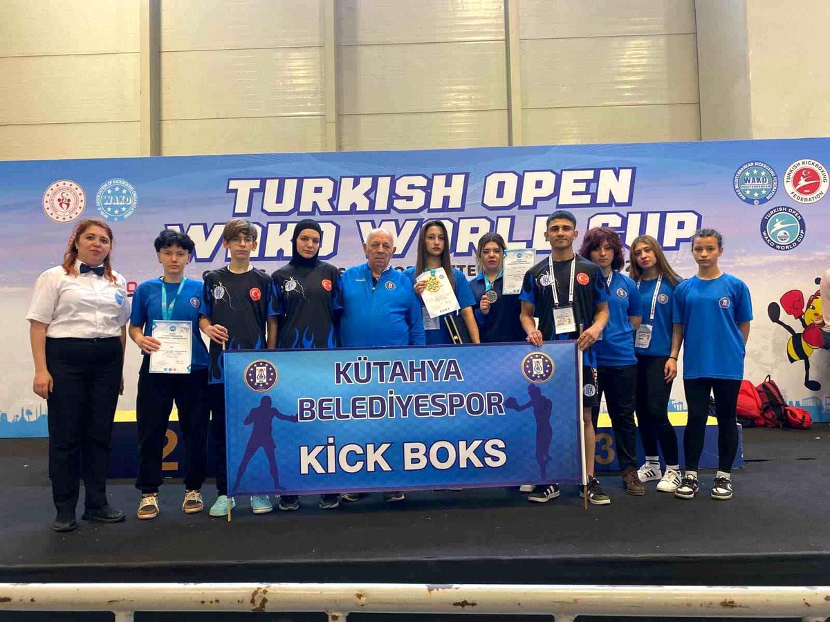 Kütahya Belediye Spor Kulübü Kick Boks Şampiyonasında Başarılı