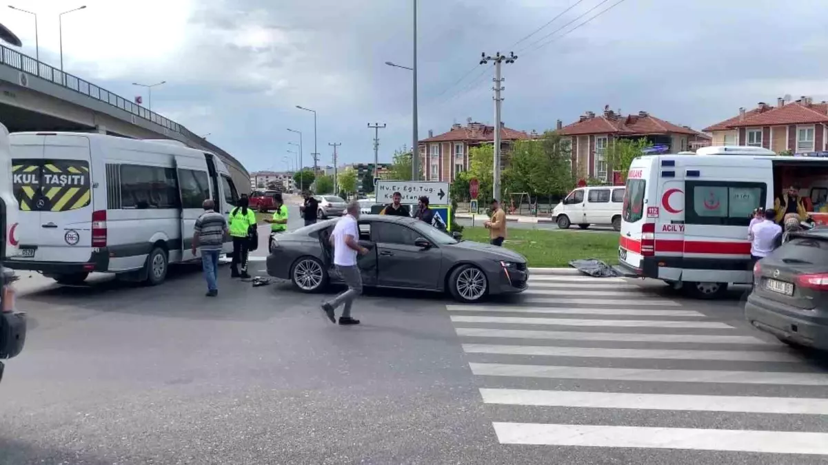 Kütahya\'da otomobil ile minibüsün çarpışması sonucu 2 kişi yaralandı