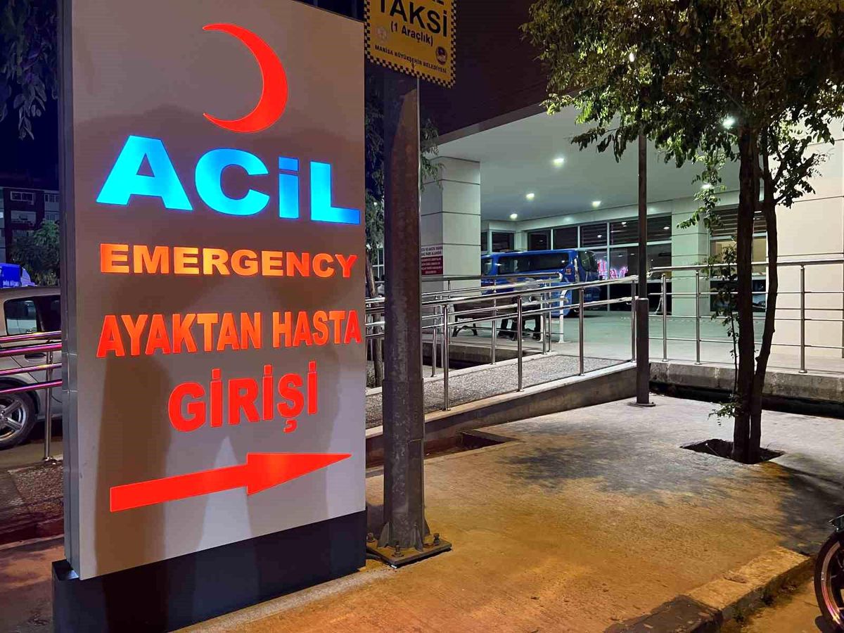 Manisa\'da Fabrikada Gıda Zehirlenmesi Şüphesiyle 24 Kişi Hastaneye Kaldırıldı