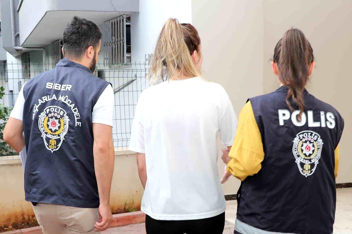 Mersin\'de Siber Polis Müstehcen Yayın Yapanlara Operasyon Düzenledi