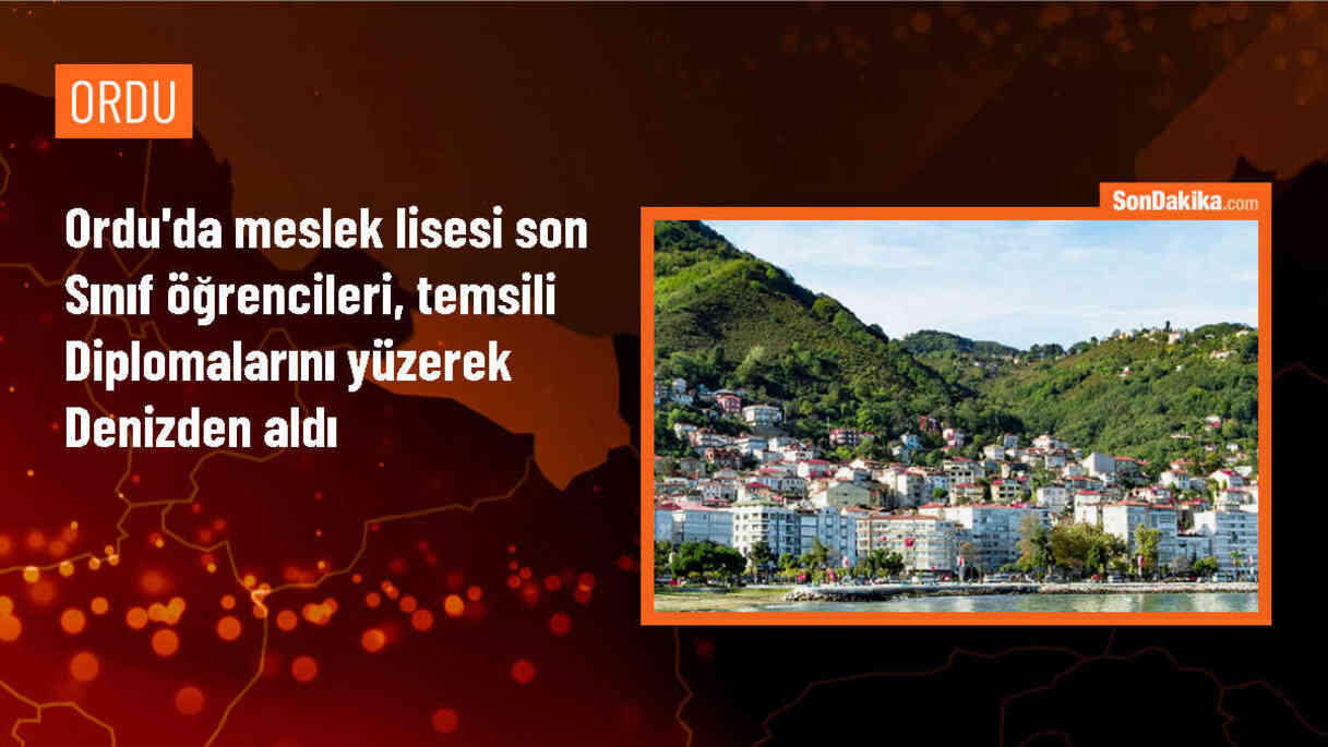 Ordu\'da Atatürk Mesleki ve Teknik Anadolu Lisesi Öğrencileri Denize Atılan Diplomalarını Yüzerek Aldı
