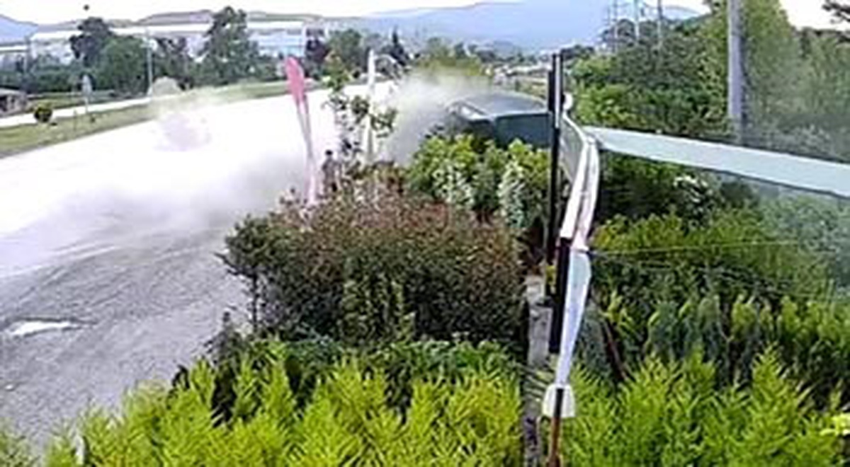 Düzce\'de çocuk otomobilin çarpmasından son anda kurtuldu