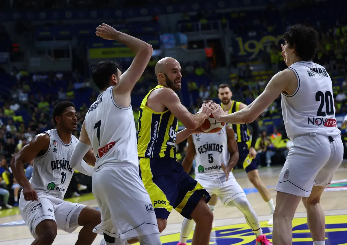 Fenerbahçe Beko, Beşiktaş Emlakjet\'i mağlup ederek seride 1-0 öne geçti