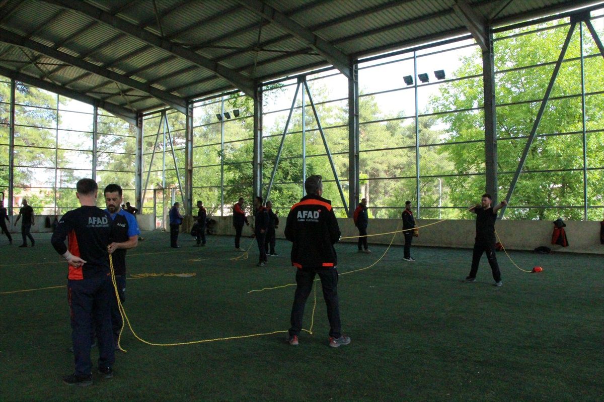 Sakarya\'da AFAD personeline su üstü arama kurtarma eğitimleri devam ediyor