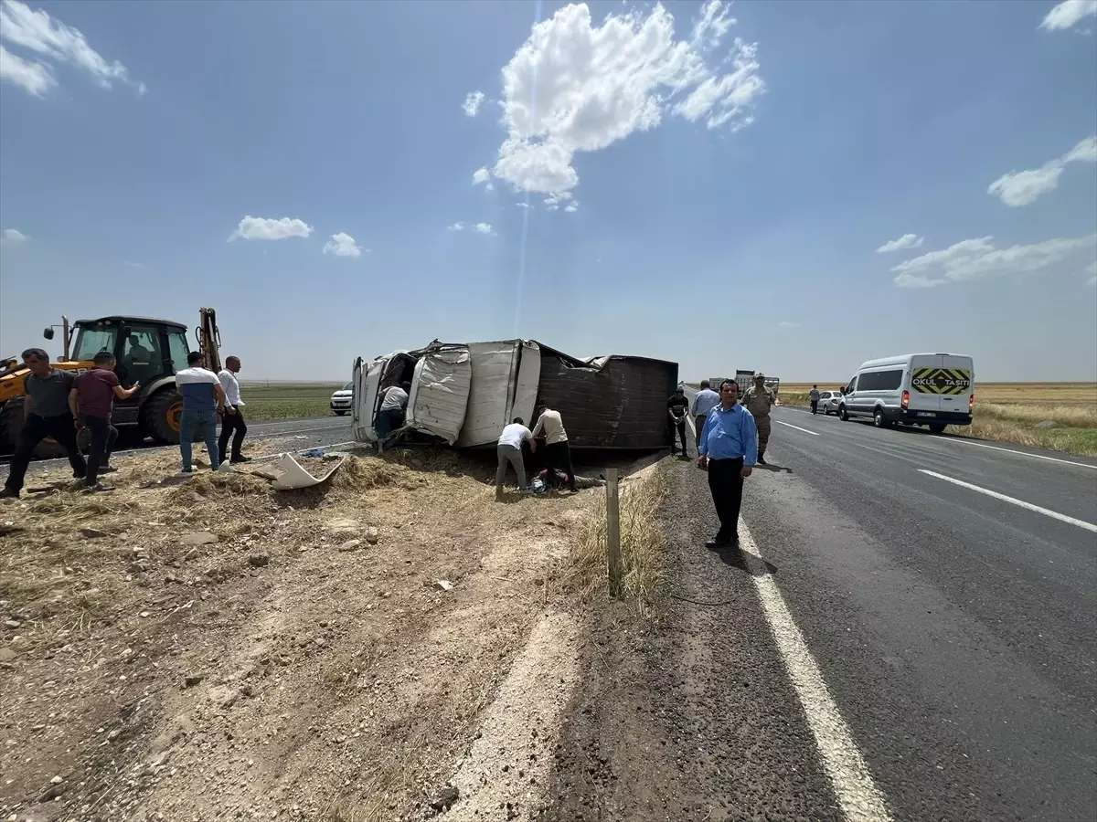 Şanlıurfa\'da devrilen kamyondaki 2 kişi yaralandı