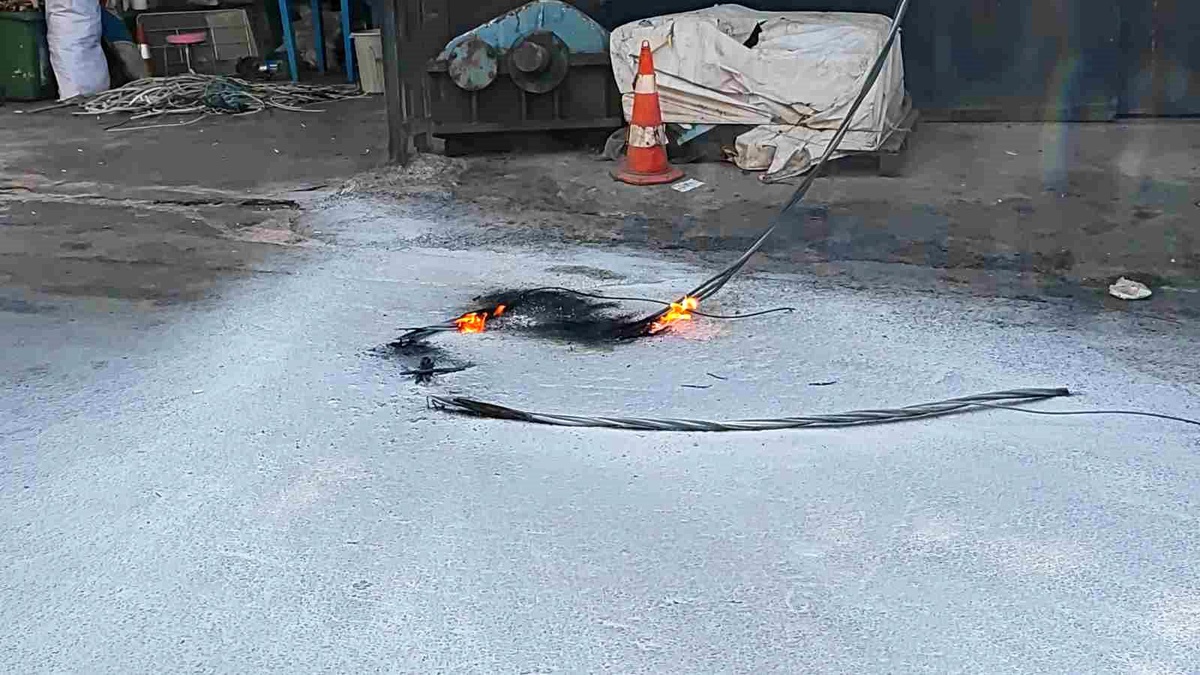 Sultangazi\'de Elektrik Kabloları Patladı: Esnaf BEDAŞ\'a Tepki Gösterdi