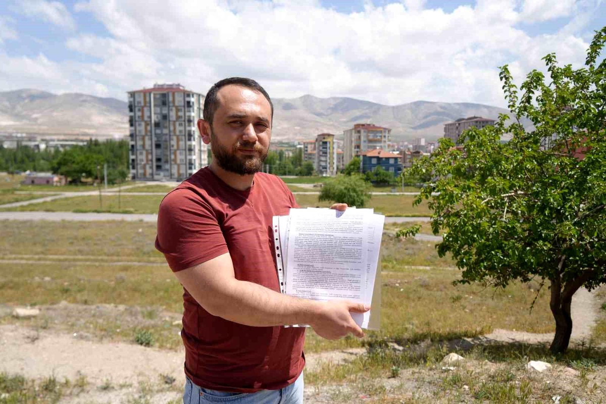 Niğde\'de kaldırımda yürüyen babasına çarparak ölümüne neden olan sürücüye verilen cezaya isyan
