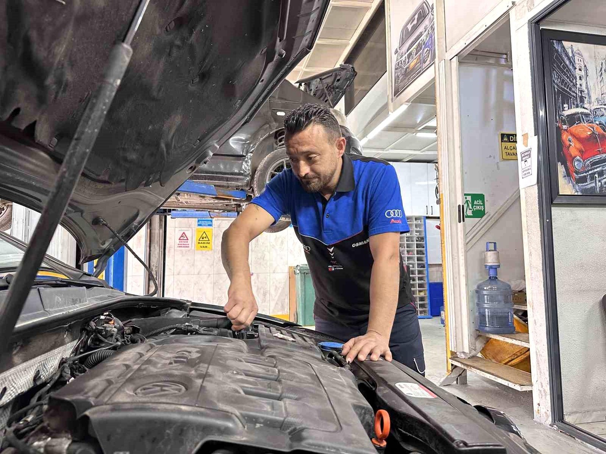 Eskişehir\'de Otomobil Tamir Ustası Yaz Sıcaklarına Dikkat Çekti