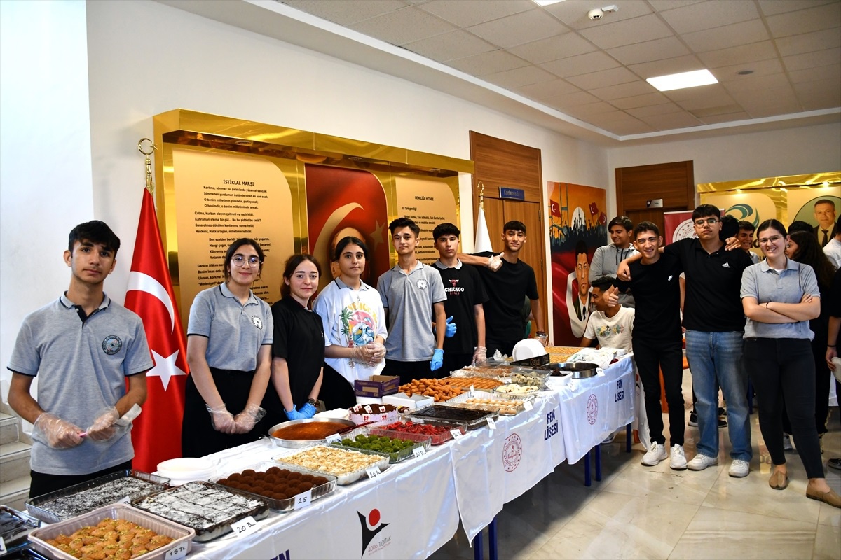 Adıyaman\'ın Besni ilçesinde lise öğrencileri ve öğretmenler Gazze için yardım kermesi düzenledi