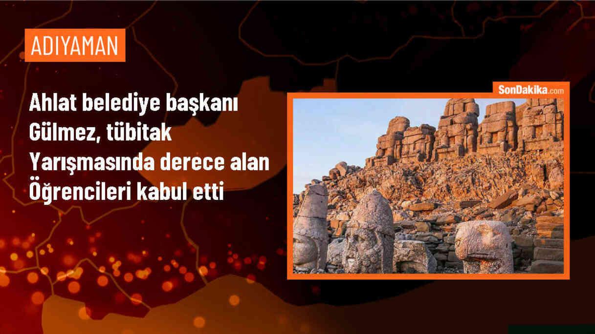 Ahlat Belediye Başkanı Yavuz Gülmez, TÜBİTAK Ortaokul Öğrencileri Araştırma Projeleri Yarışması\'nda derece alan öğrencileri makamında ağırladı