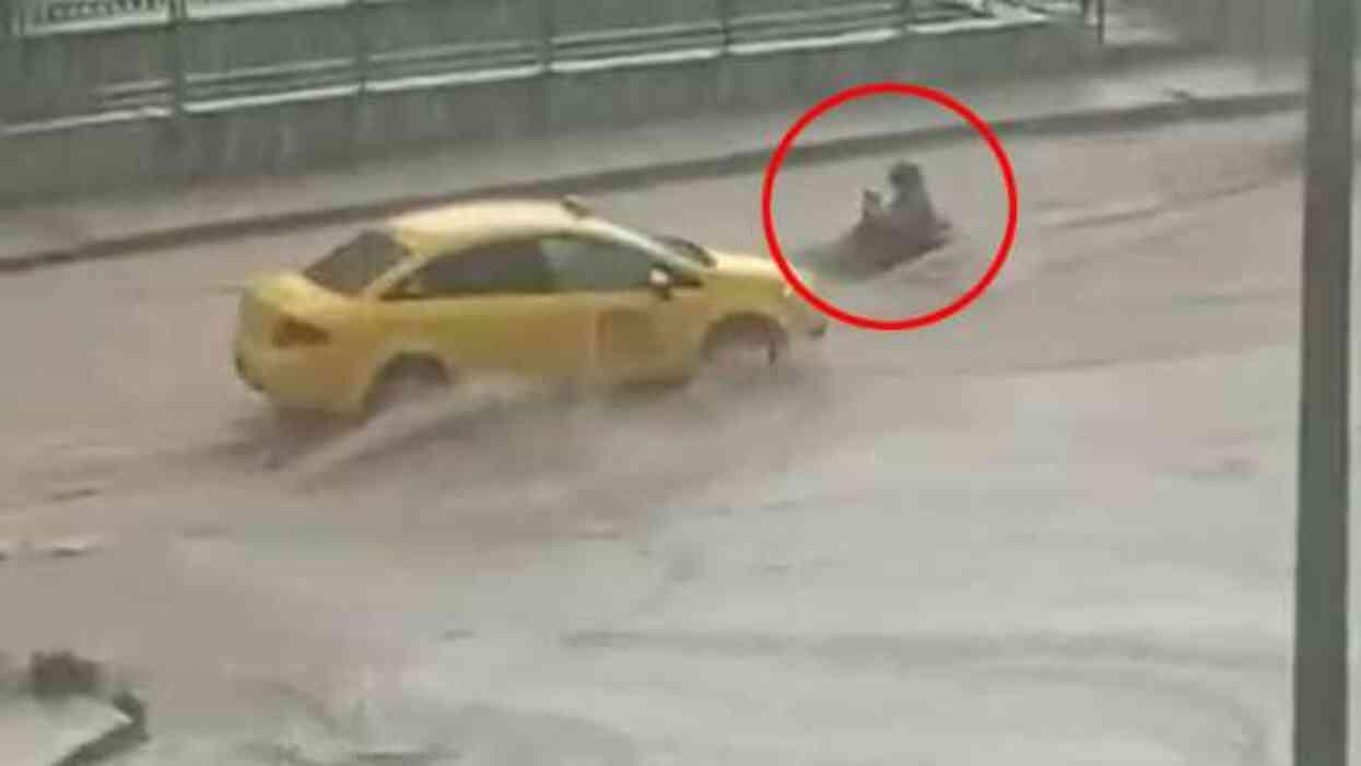 Amasya'da sele kapılan kadını taksici kurtardı