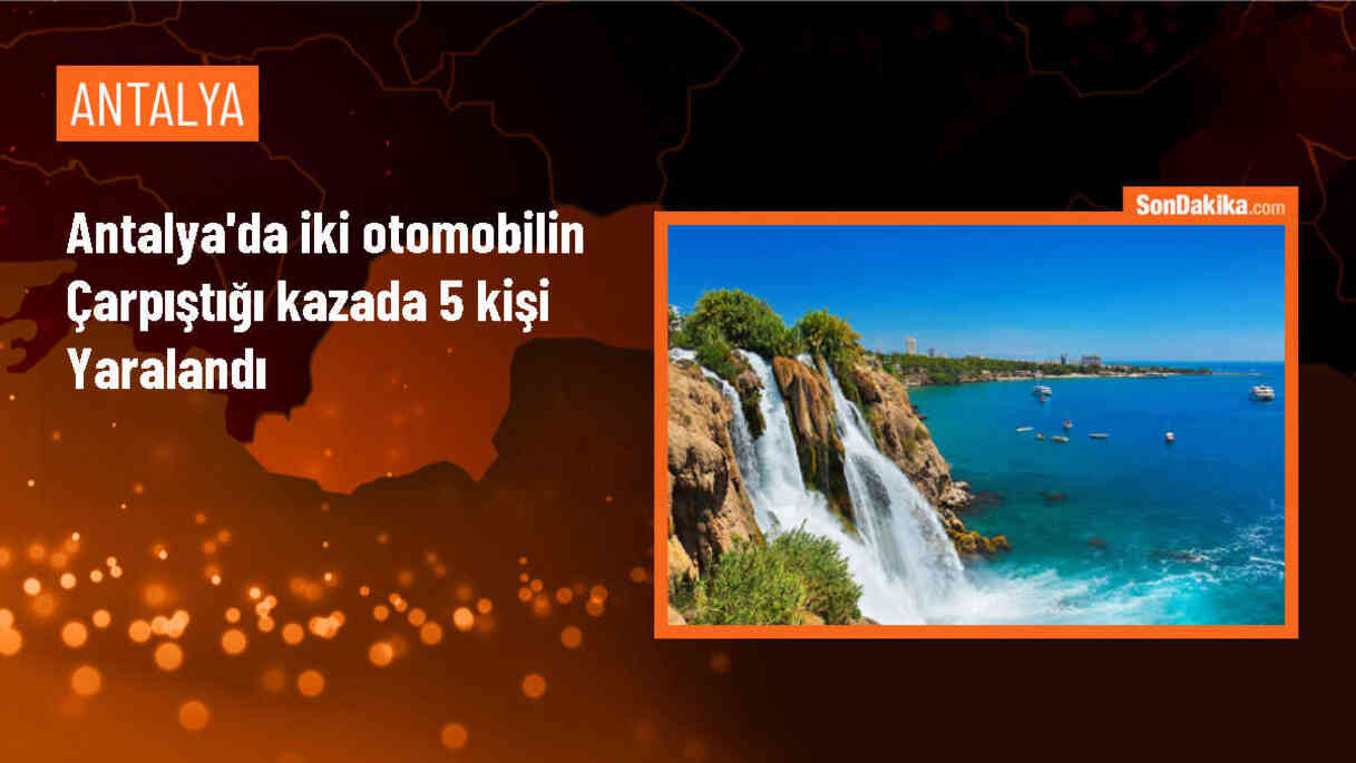 Antalya\'da Otomobil Çarpışması: 5 Kişi Yaralandı