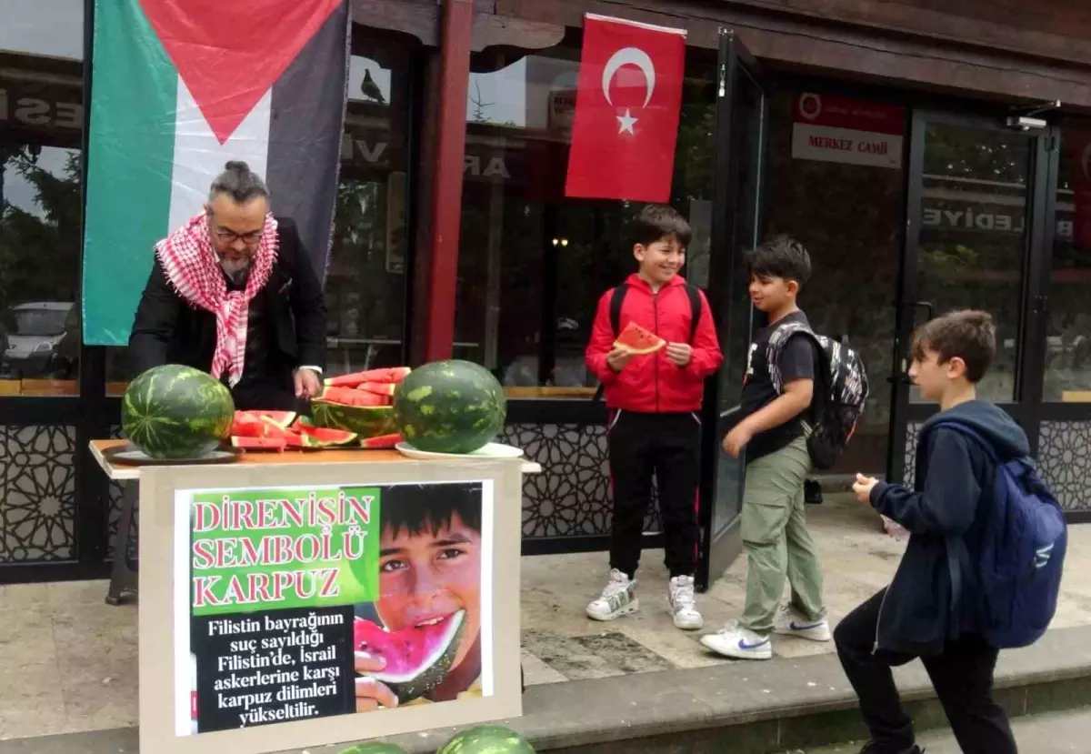 Arhavi\'de İsrail\'in saldırılarını protesto etmek için karpuz dilimi dağıtıldı