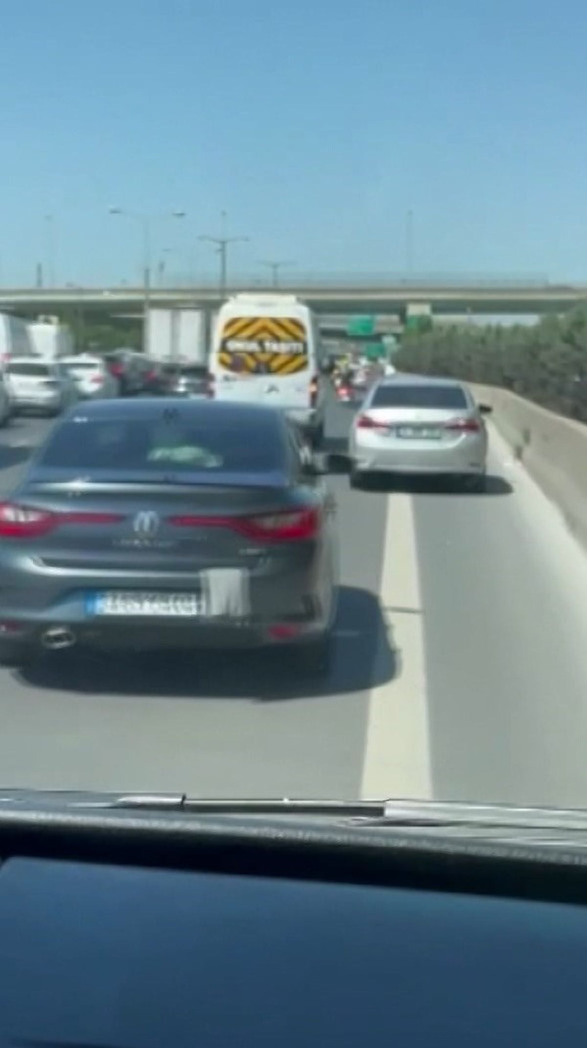 Bağcılar\'da Emniyet Şeridini Kullanan Otomobiller Ambulansa Yol Vermedi