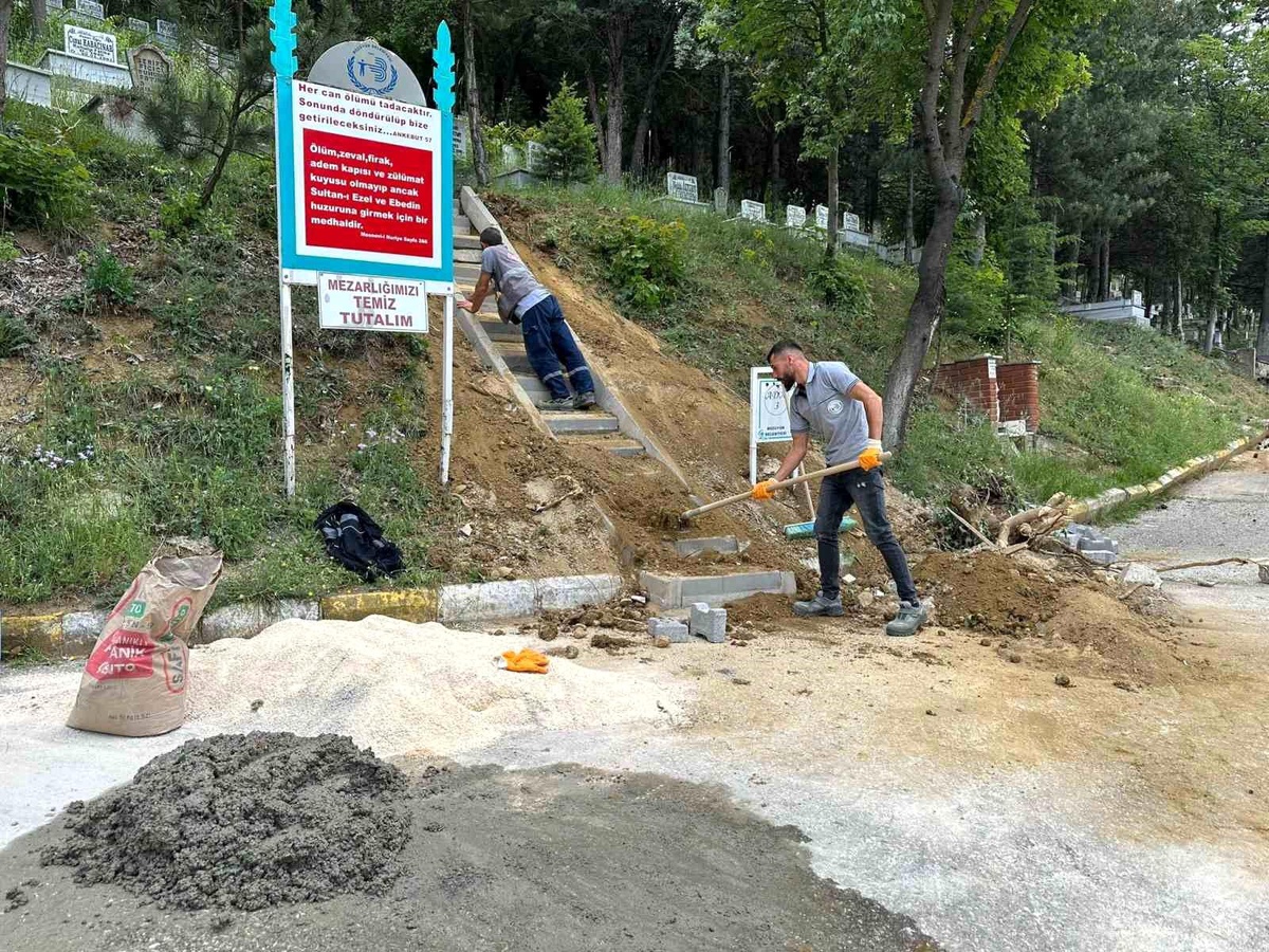 Bozüyük İlçe Mezarlığında Temizlik ve Bakım Çalışmaları Devam Ediyor