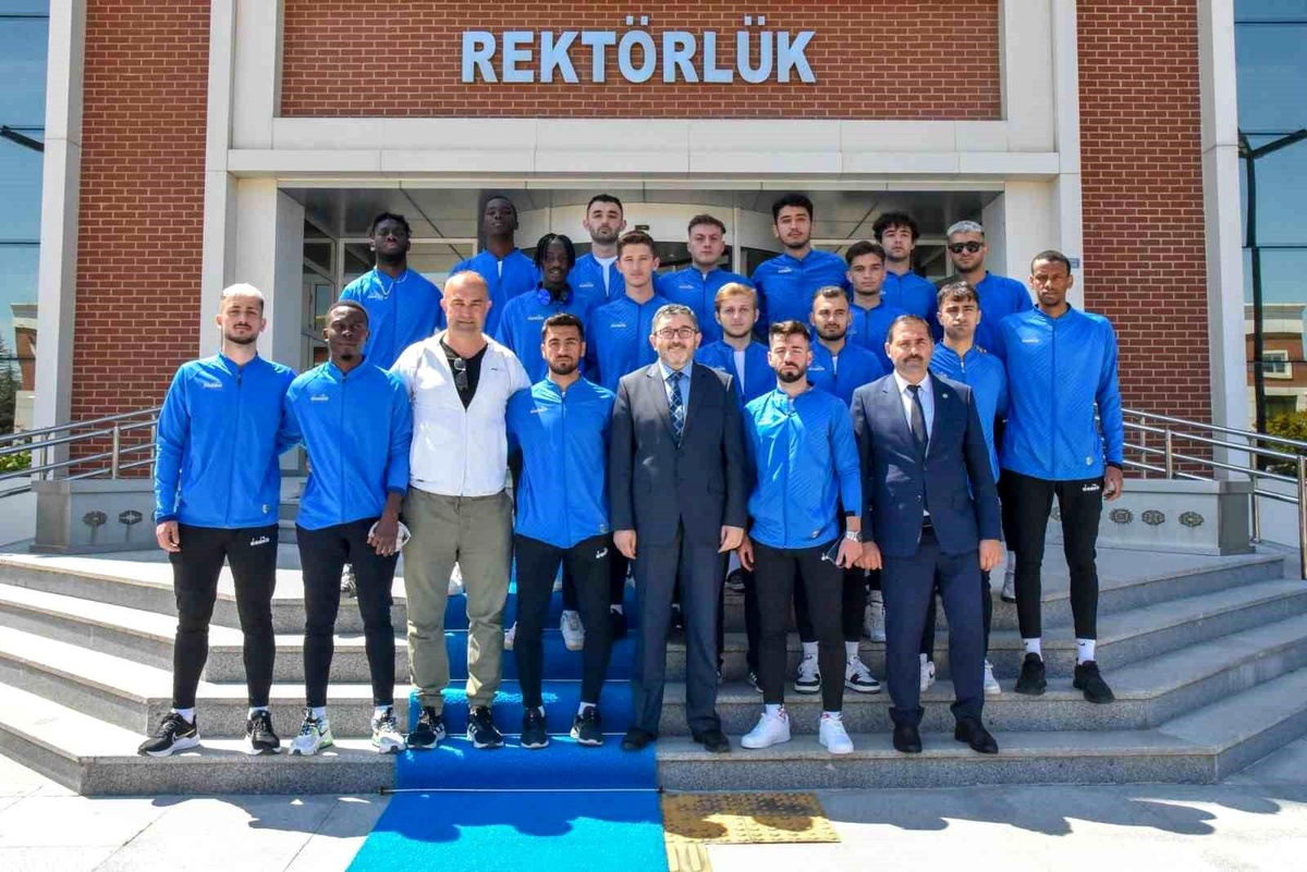 Bilecik Şeyh Edebali Üniversitesi Futbol Takımı Play-Off Müsabakalarına Yolculuğa Çıktı