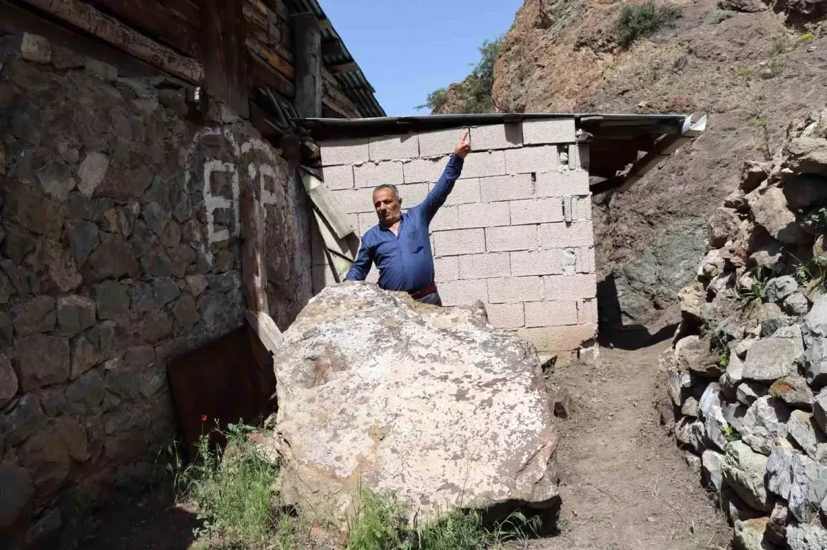 Erzurum\'un Oltu ilçesinde sağanak yağmur sonrası dev kaya parçası mahalle sakinlerini mağdur etti