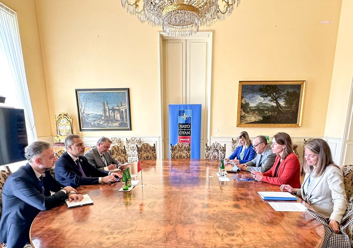Dışişleri Bakanı Hakan Fidan, Hollanda Dışişleri Bakanı ile Prag\'da görüştü