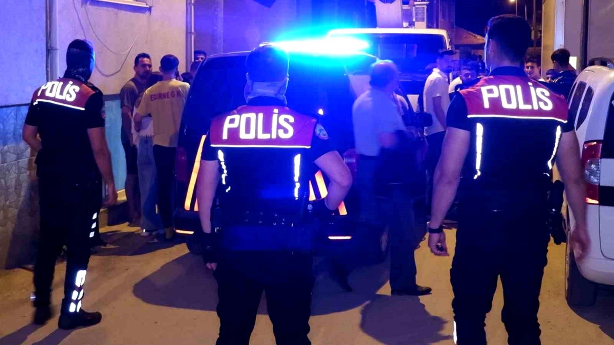 Edirne\'de ev sahibi evini ateşe verdi, mahalleli sokağa döküldü