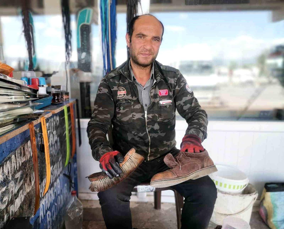 Gediz\'de 25 yıldır ayakkabı boyacılığı yapan İsa Taştan