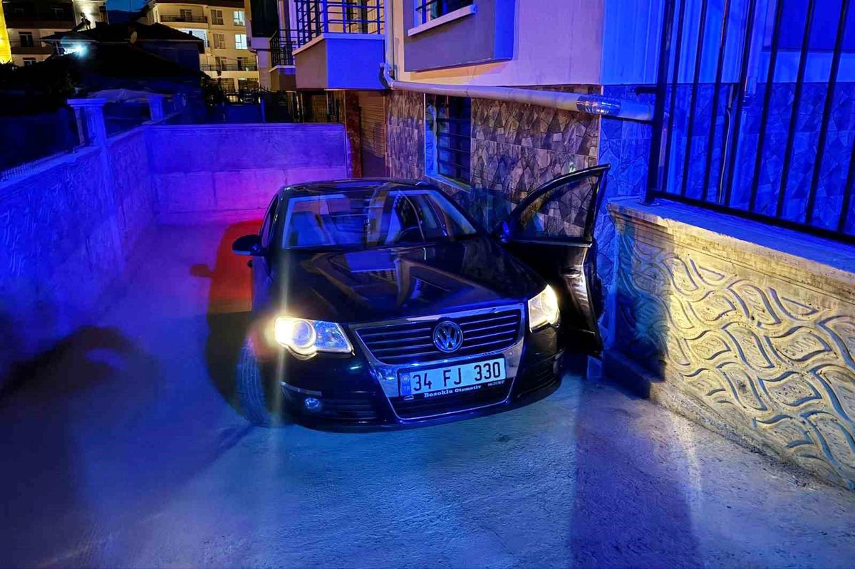 Aksaray\'da Otoparkta Geri Geri Giden Araç Altında Kalarak 2 Kişi Yaralandı